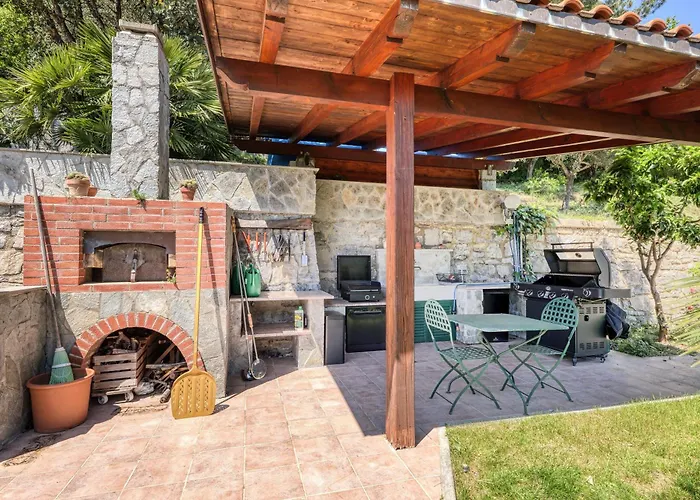 アパート Luce Del Sol With Pool アラッシオ